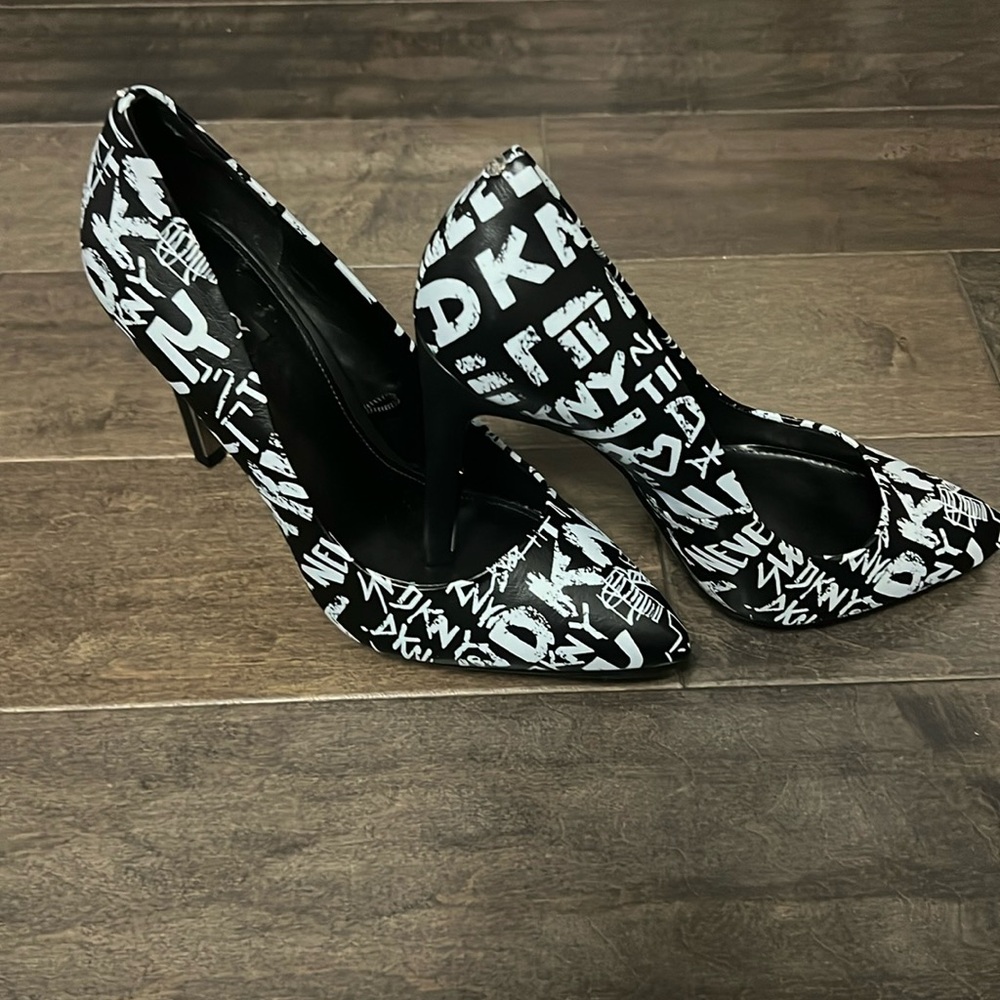 DKNY Womens Shoes 10 Heels Black and White Logo Graffiti Pump